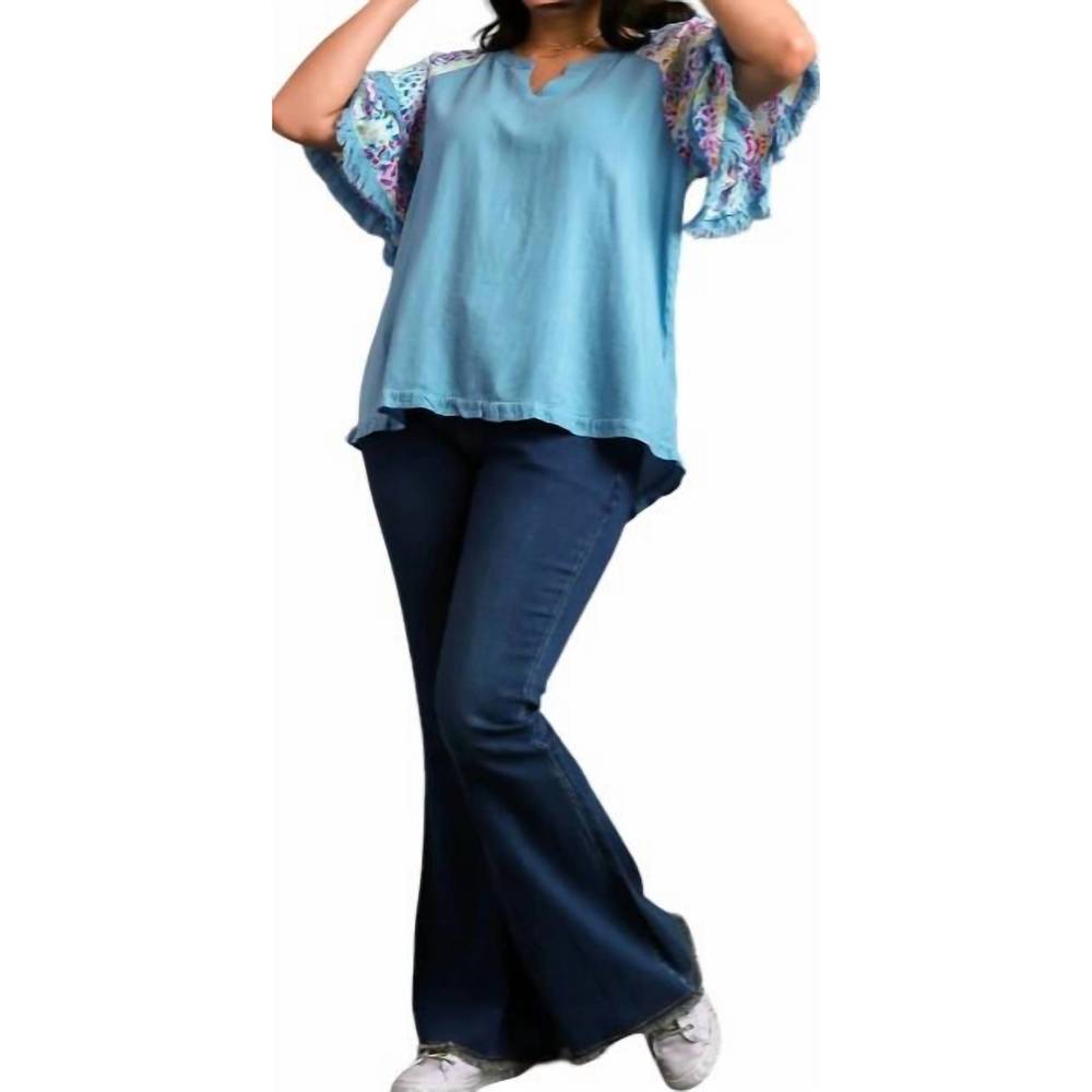 UMGEE marked 2XL (fits 1 XL) v-notched neck funky rainbow blouse in light blue